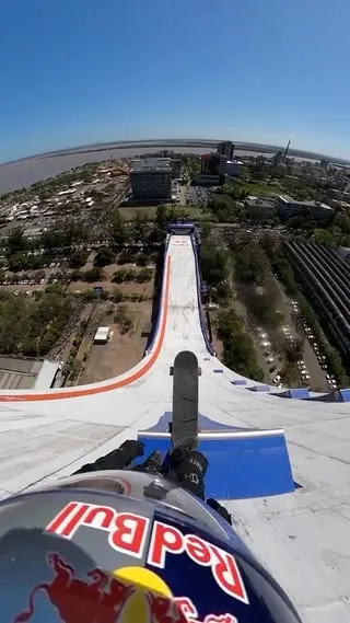 Red Bull reel: we were not ready for the POV to look like THAT 😵‍💫 🛹: @diassandro 📍: Porto Aleg